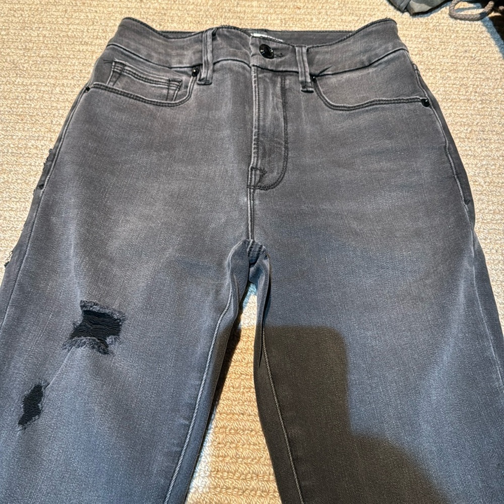 Good American never worn charcoal skinny jeans with rips